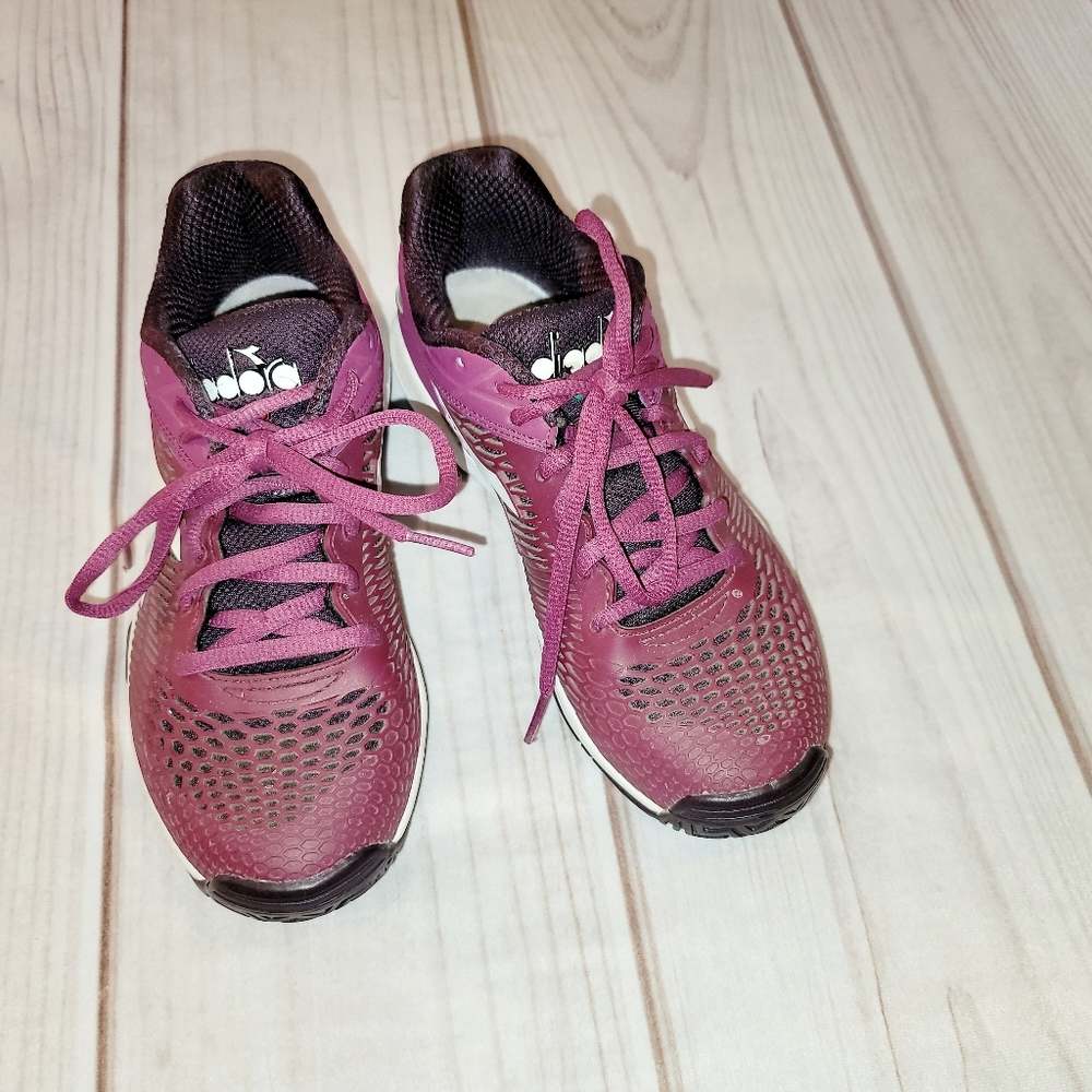 Diadora tennis shoes